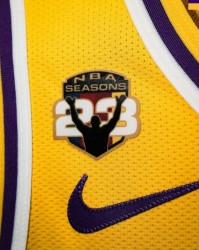 必发交易-排队给詹姆斯道歉！球衣补丁并非自我营销，NBA官方给足goat面子|迈阿密热火队|洛杉矶湖人队|克利夫兰骑士队|萨克拉门托国王队|迈阿密_新浪体育_新浪新闻